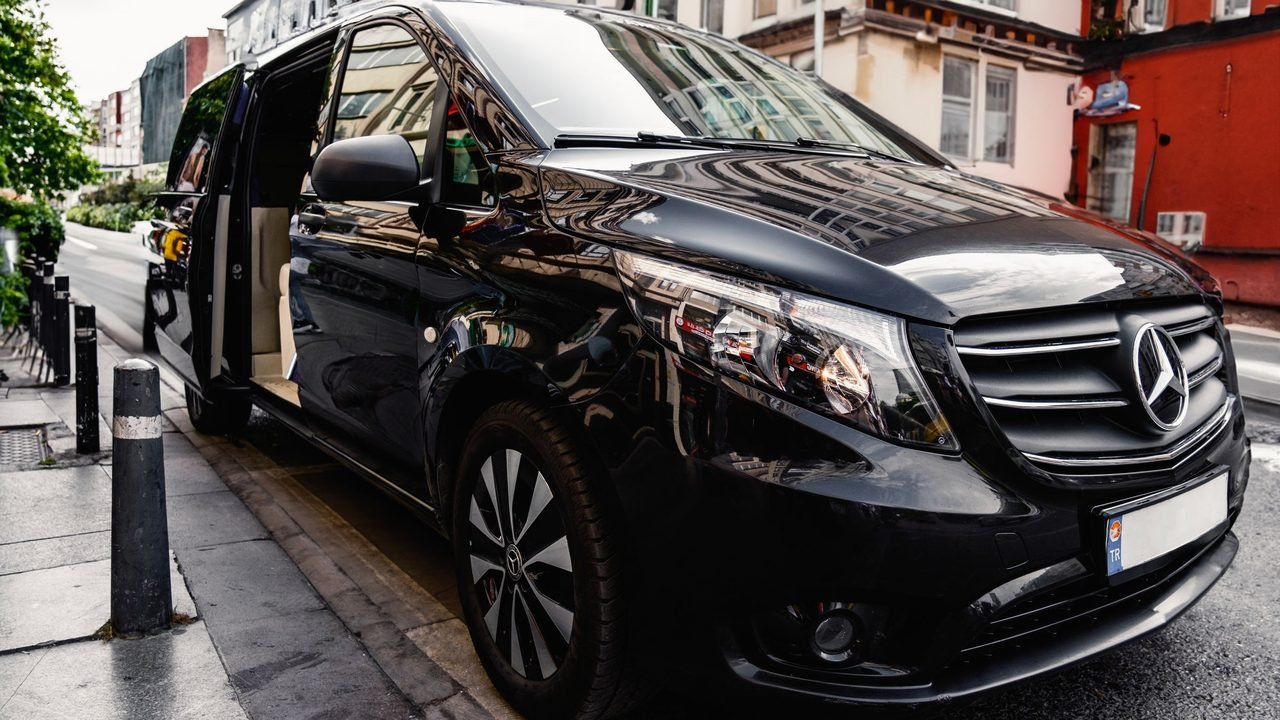 Mercedes V-Class: Mercedes V-Class, with a professional driver